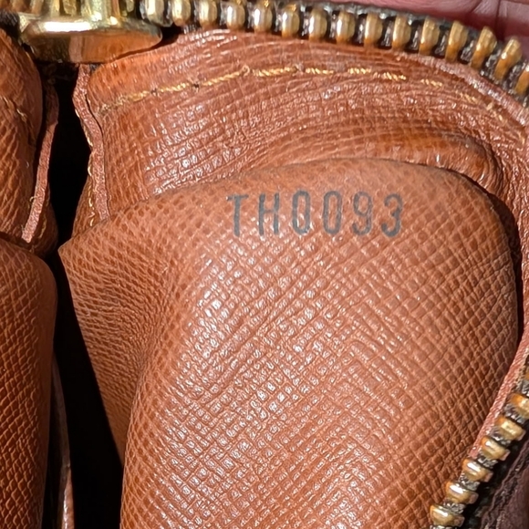 Louis Vuitton Amazone Crossbody Bag - Picture 4 of 14